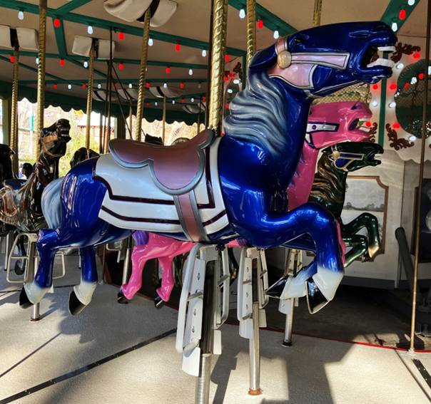 A carousel with horses on it

AI-generated content may be incorrect.