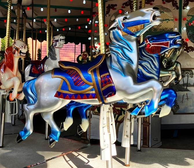 A carousel with horses on it

AI-generated content may be incorrect.