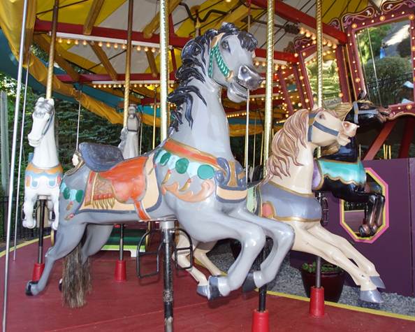 A statue of a carousel

Description automatically generated