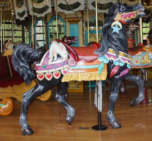A statue of a carousel

Description automatically generated